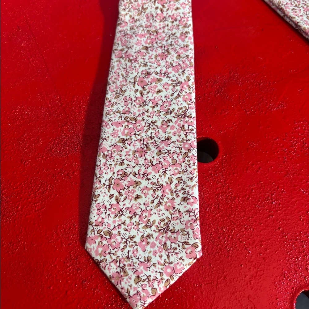Elegant Floral Pink Tie for Men